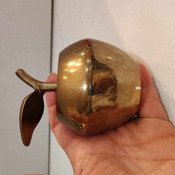 Brass apple with stem and leaf with twist off lid made in India - Picture 2 of 7